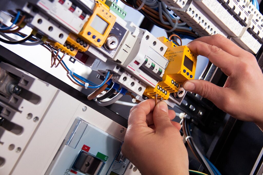 Pourquoi la remise aux normes de votre installation électrique est essentielle ?